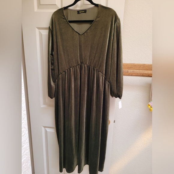 Elegant Green Dress - Picture 1 of 2